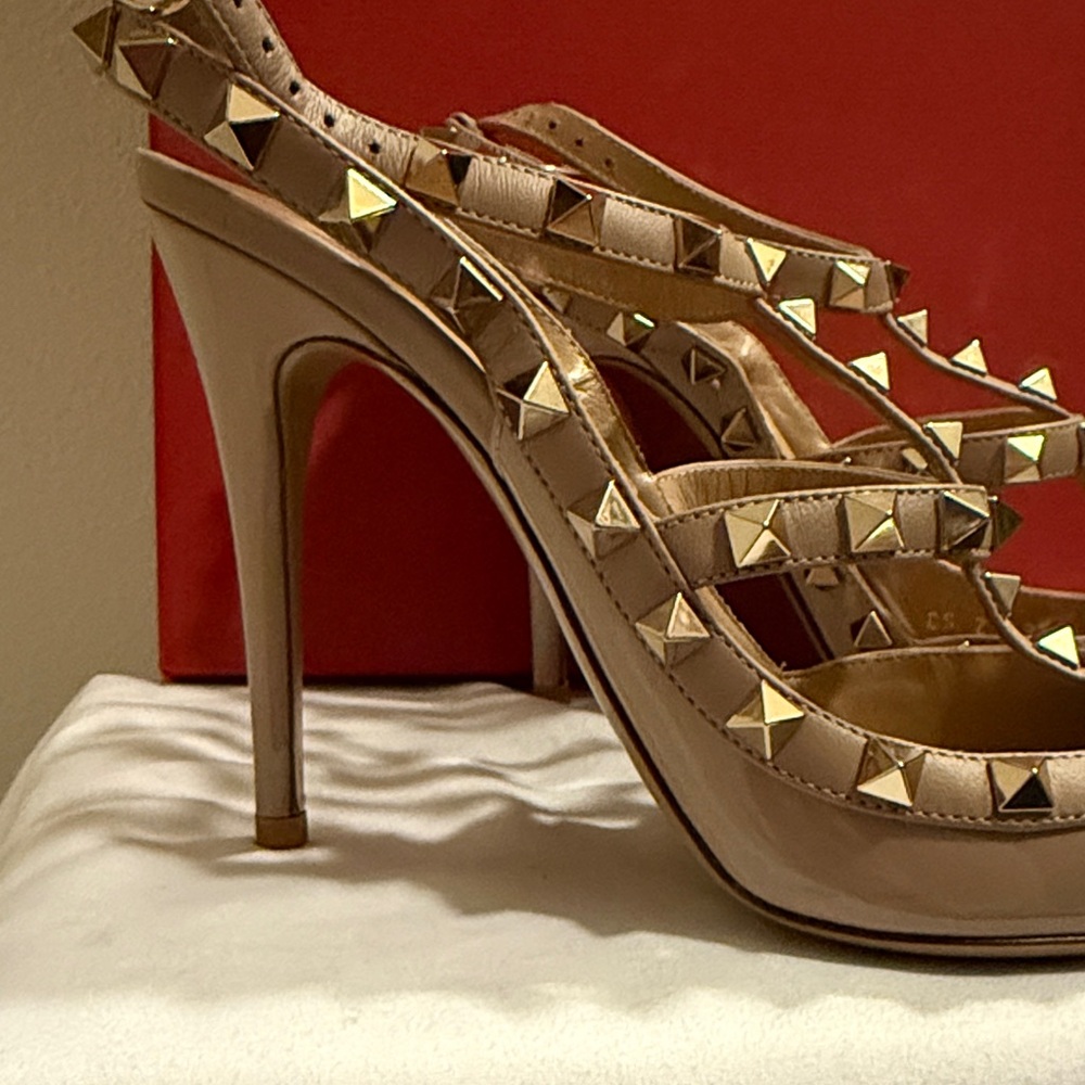Valentino Garavani Rockstud Pumps - Picture 5 of 6